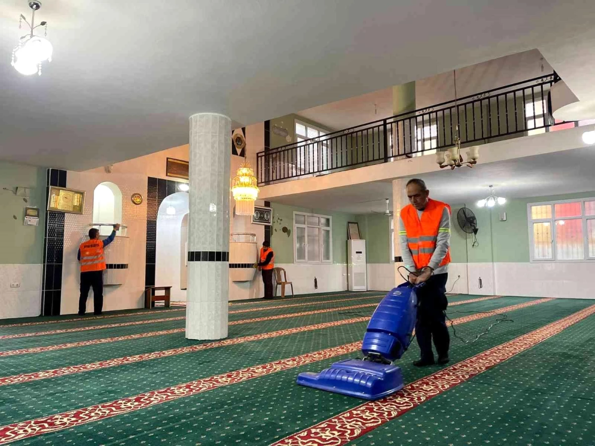 Seyhan\'da ibadethaneler temizleniyor