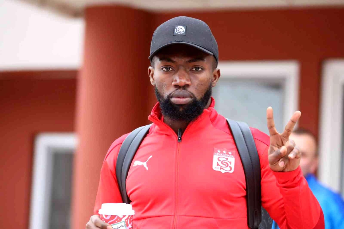 Sivasspor, Azubuike ile yollarını ayırdı