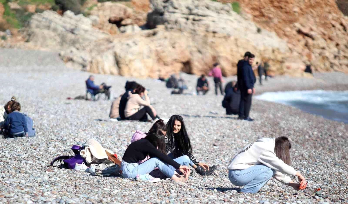Türkiye donarken Antalya\'da güneşi gören sahile geldi