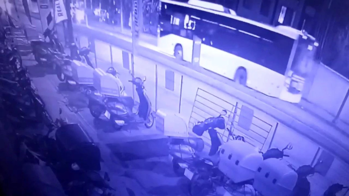 Üsküdar\'da İETT otobüsü şoförü direksiyon başında fenalaştı