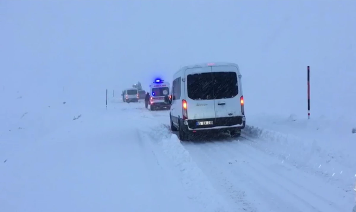 Van\'da ekipler yolu kardan kapanan mahalledeki hamile kadın için seferber oldu