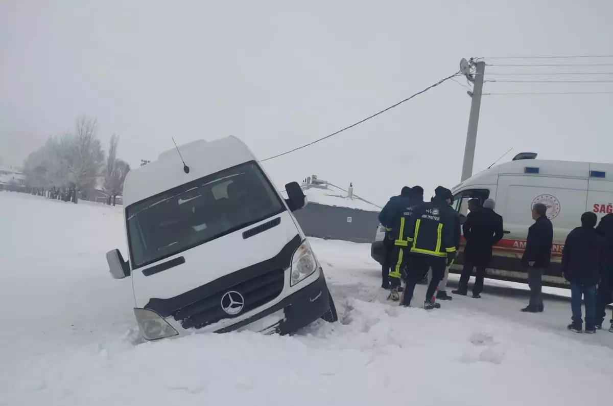 Van\'da yoldan çıkan servis minibüsündeki öğretmen yaralandı