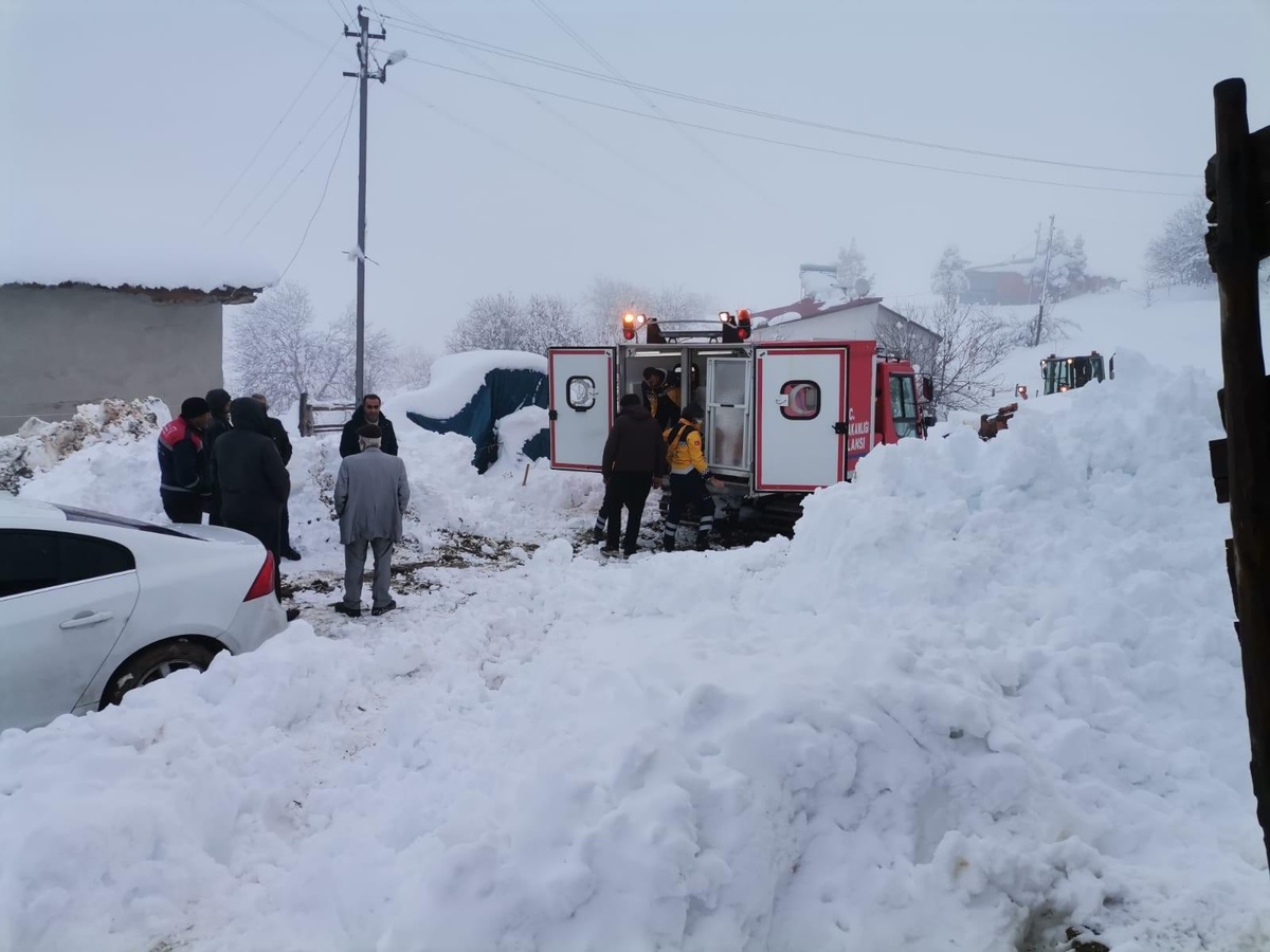 Son Dakika | Yaşlı hastanın yardımına paletli ambulans yetişti