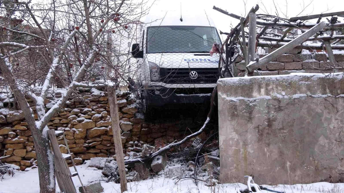 Yozgat Belediyesi\'nin tuzlama çalışması yapmadığı yolda öğrenci servisi duvarda asılı kaldı