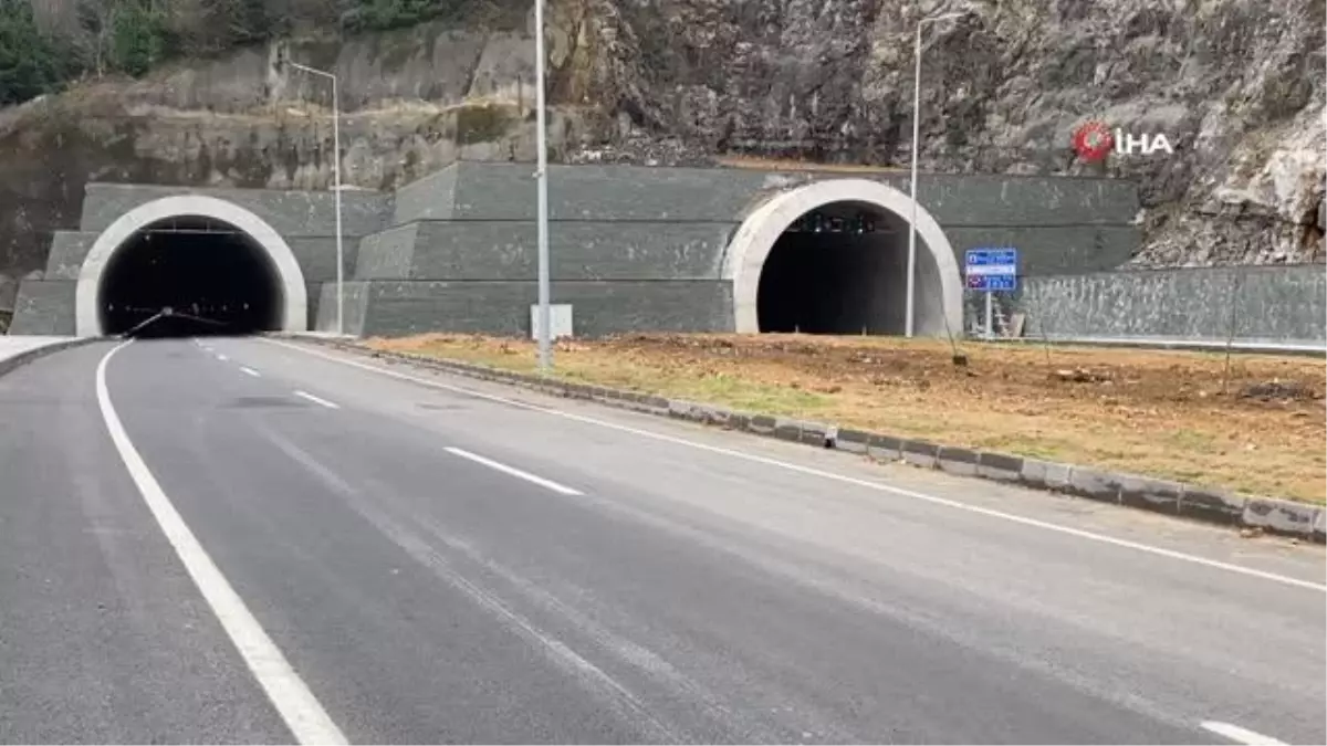 Açılışı yapılacak sahil yolunda temizlik çalışmaları sürüyor