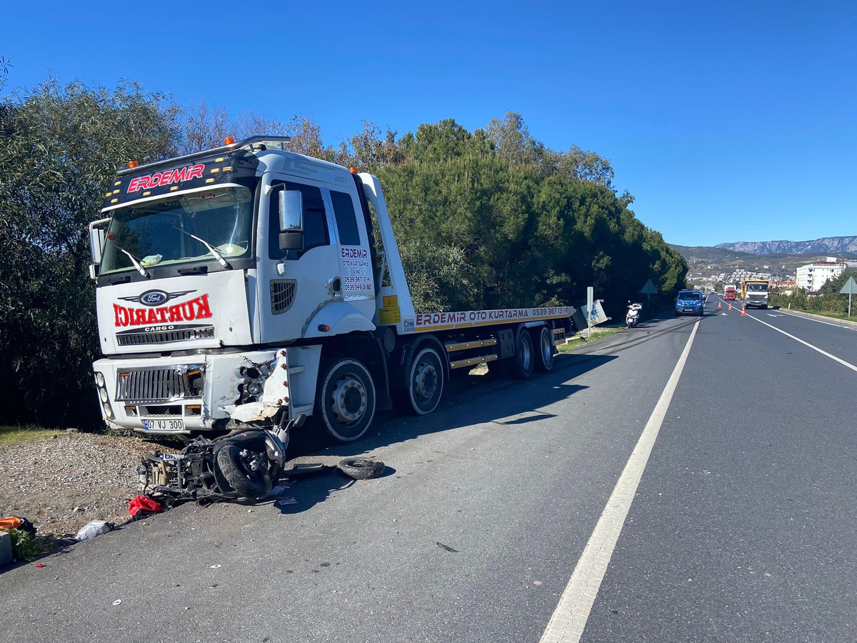 Alanya\'da motosiklet ile kamyon çarpıştı bir kişi öldü