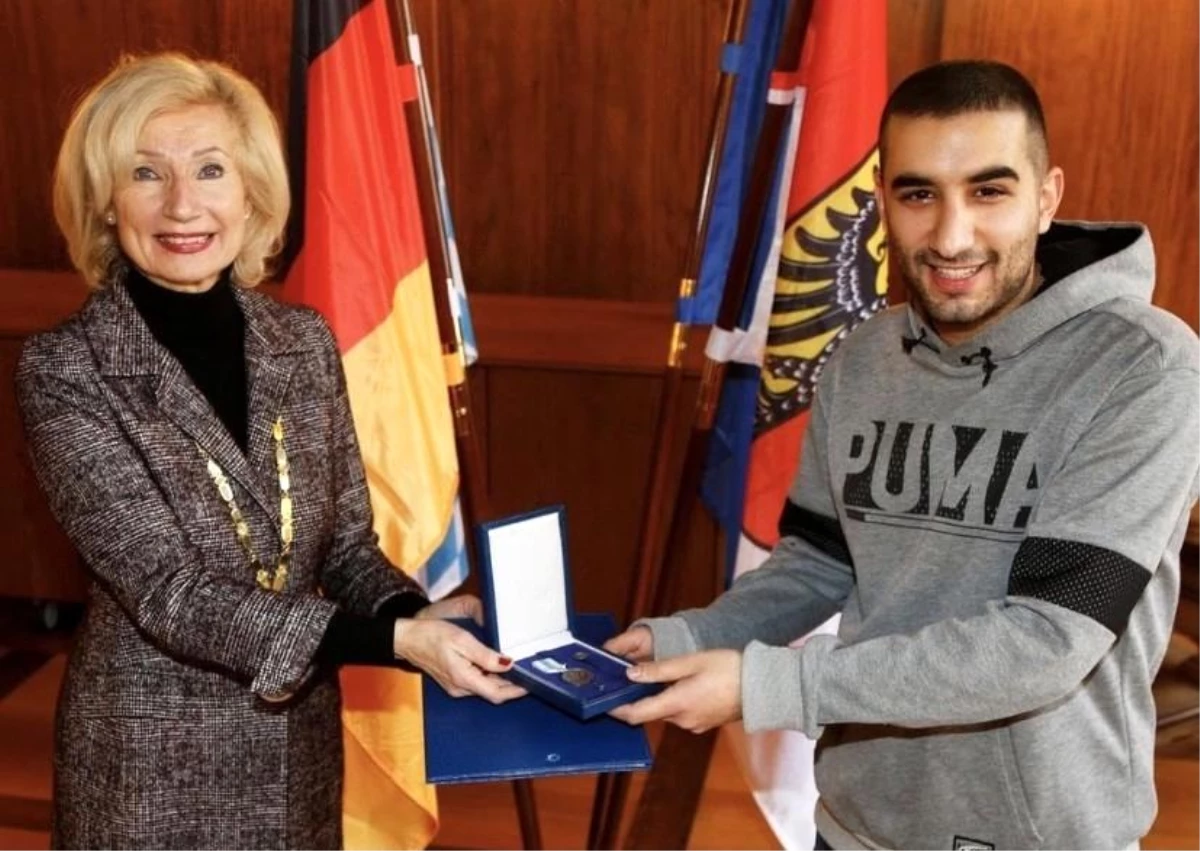 Almanya\'da bir kadının hayatını kurtaran 2 Türk gencine madalya verildi