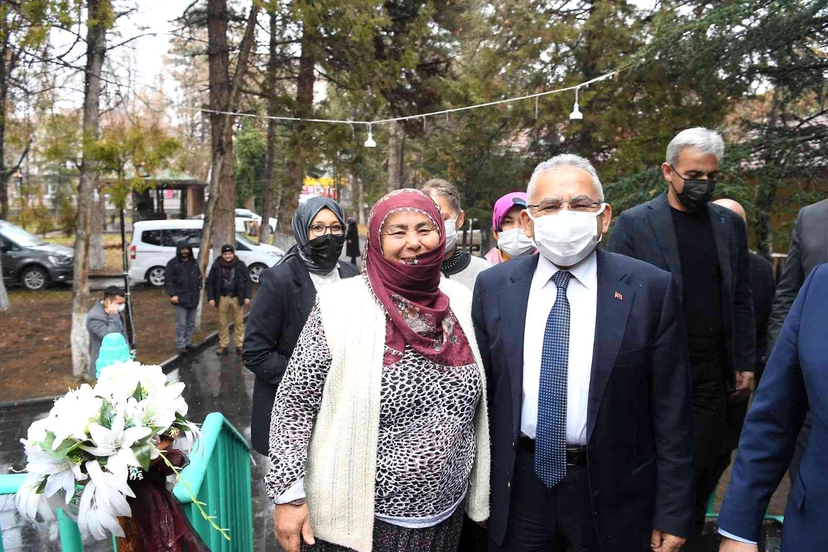 Başkan Büyükkılıç, Develi\'de kadınlarla buluştu