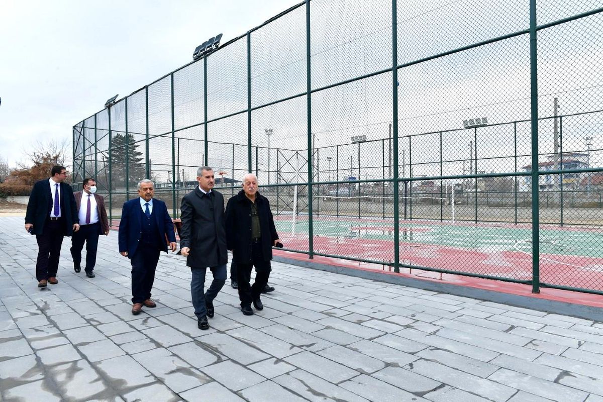 Başkan Çınar, İnönü Mahallesi spor kompleksini inceledi