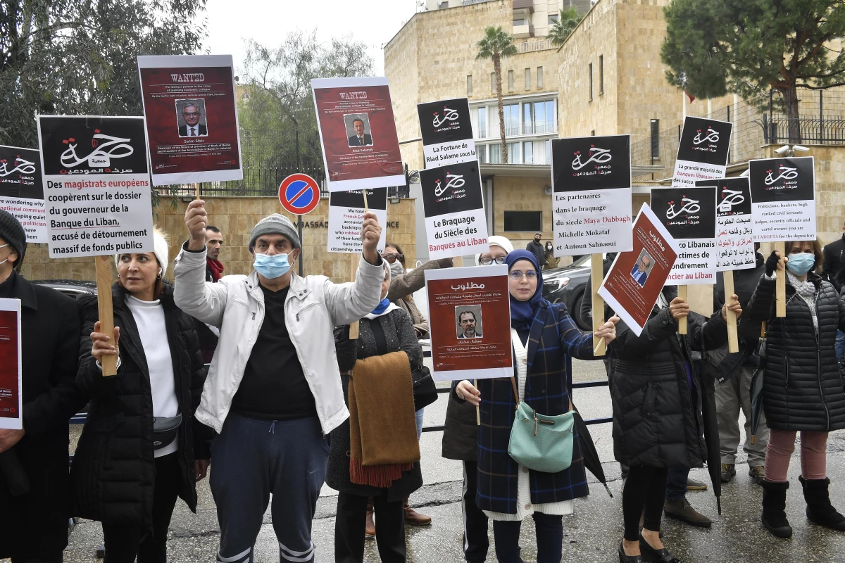 Beyrut\'taki Fransız Büyükelçiliği önünde yolsuzluk protestosu