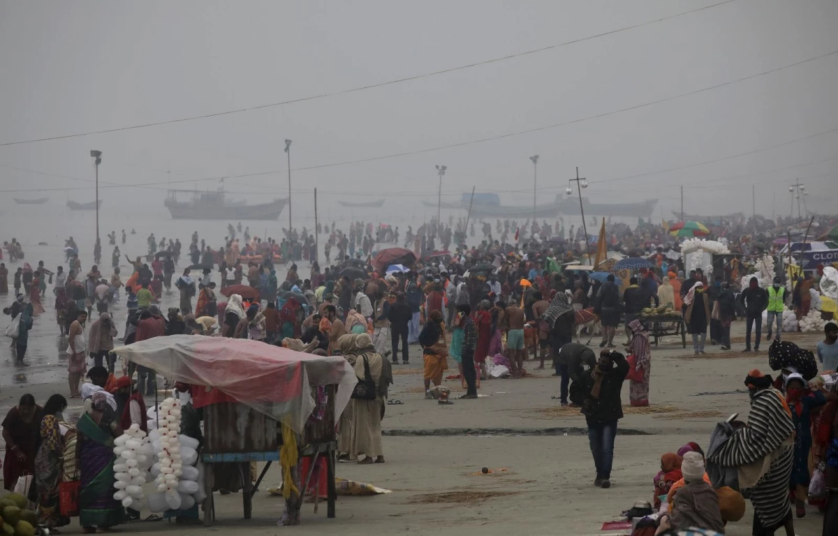 Binlerce Hindu Covid-19\'a rağmen Ganj Nehri\'ne girdi