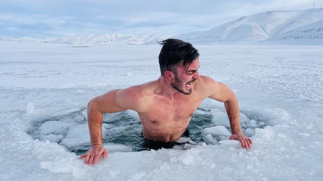 Çılgın fenomen buz tutan göle daldı, hipotermi tehlikesi geçirdi