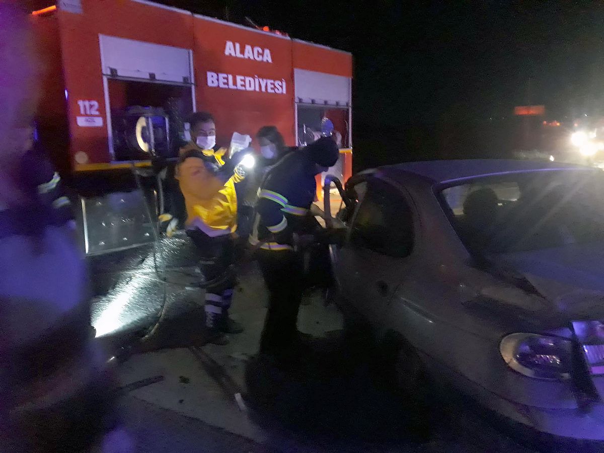 Otomobil ile tır çarpıştı, aynı aileden 3 kişi yaralandı