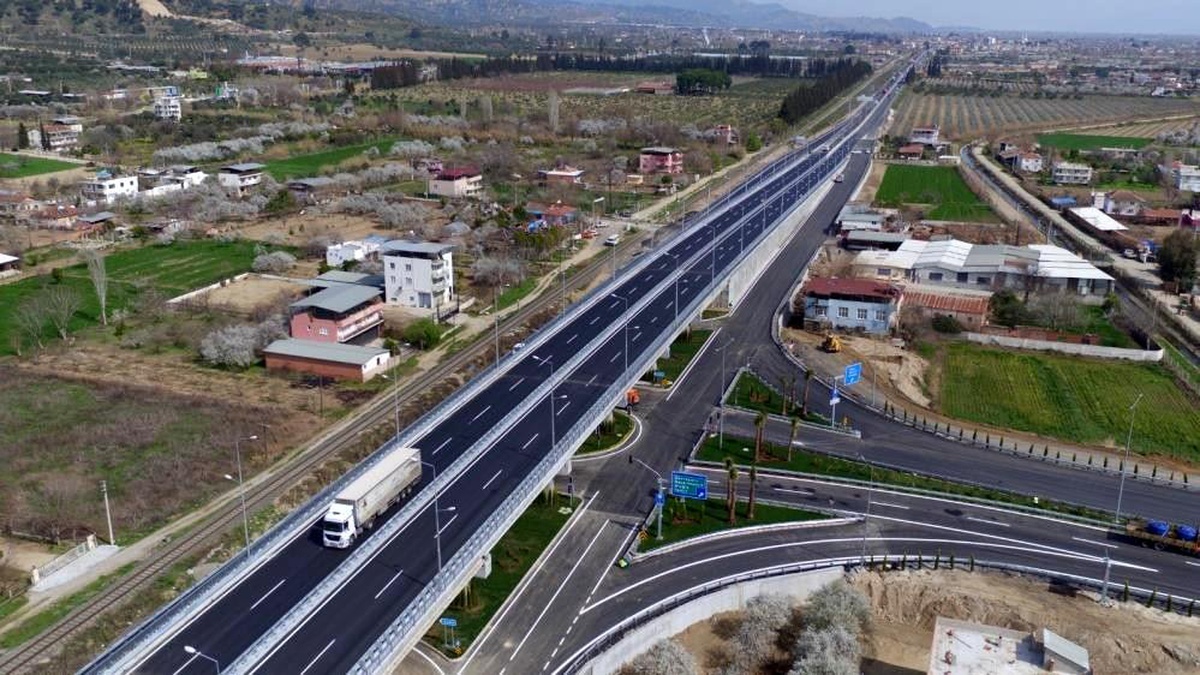 Denizli-Aydın otoyolu Akdeniz Bölgesi\'ne gelen turistlerin Ege Bölgesi\'ne ulaşımını kolaylaştıracak