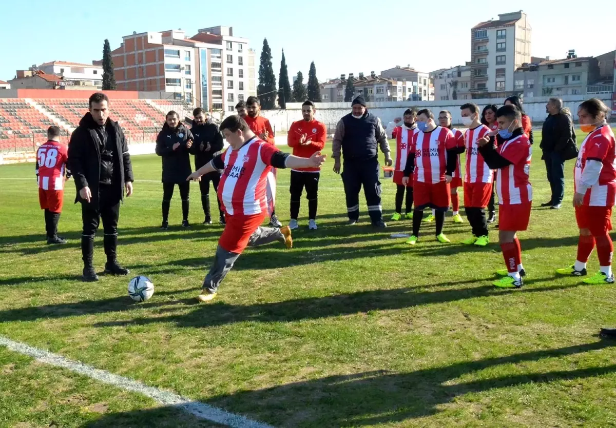 Down sendromlu öğrenciler sahaya indi, penaltı attı
