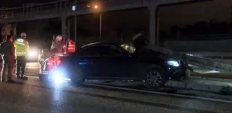 Eyüpsultan'da otomobil bariyerlere çarptı; sürücü ve arkadaşı kayıplara karıştı