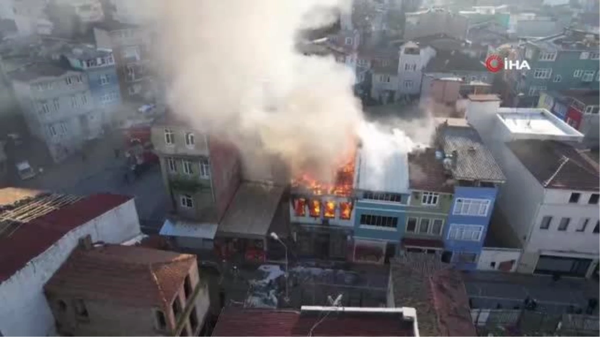 Son dakika haberleri... Fatih\'te 2 katlı ahşap binada yangın