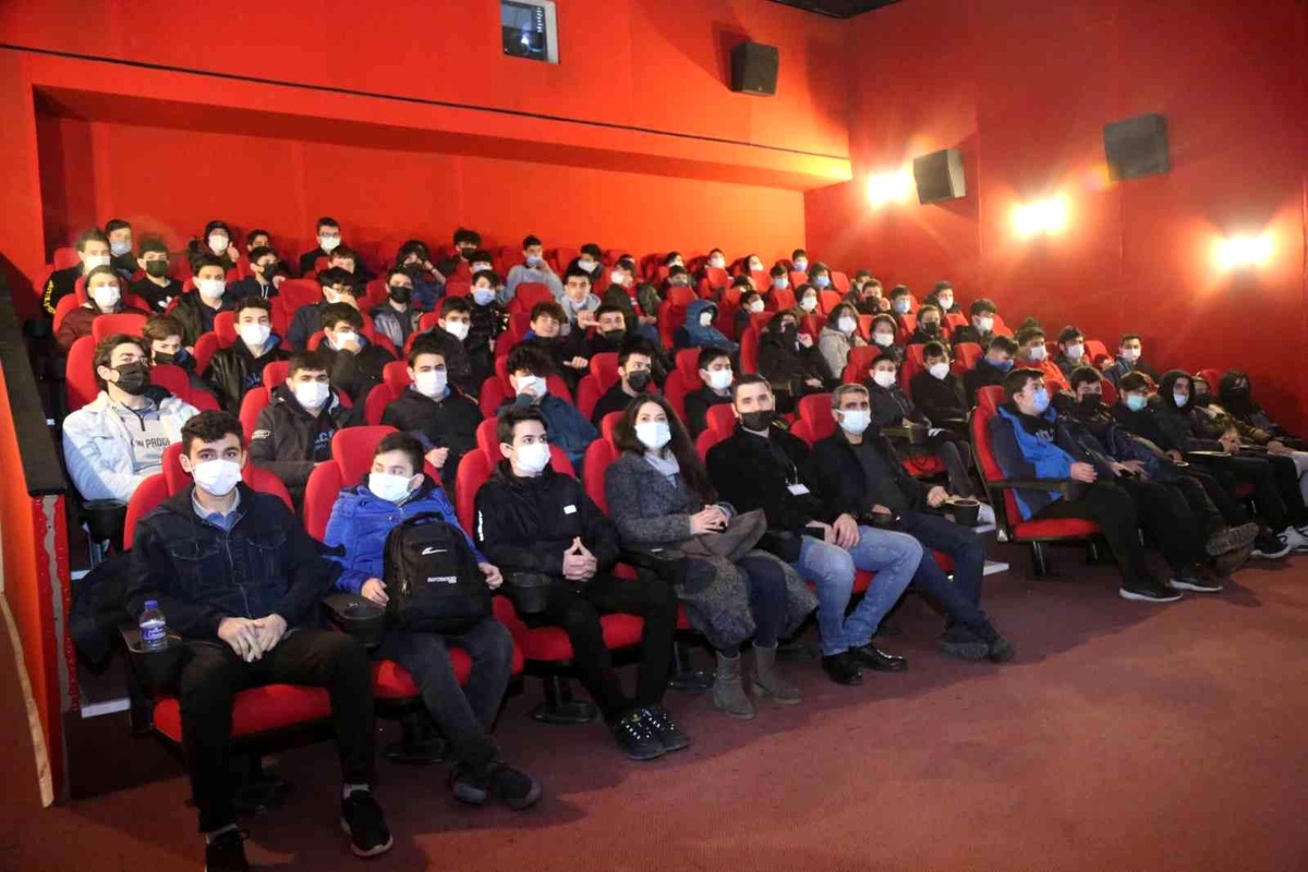 Gölcük\'te öğrenciler \'Kesişme: İyi ki Varsın Eren\' filmini izledi