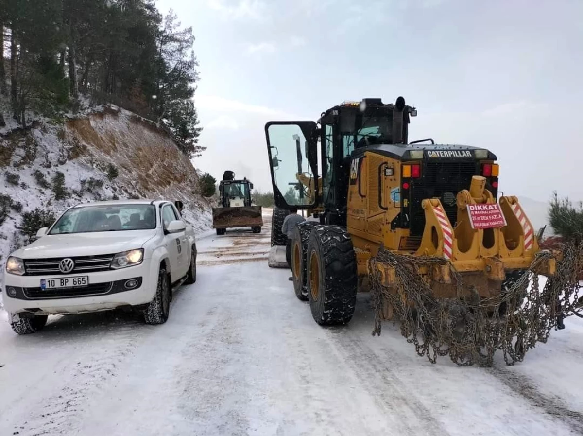 Havran Belediyesi Fen İşleri Ekipleri karlı yollarda tuzlama çalışmalarını aralıksız sürdürüyor