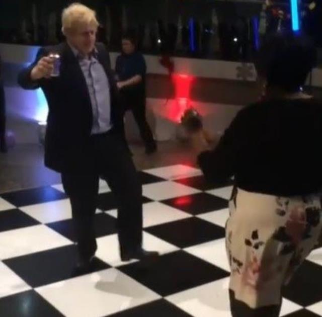 İngiltere'de kriz büyüyor! Boris Johnson bu kez de ışın kılıçlı dans videosuyla gündemde
