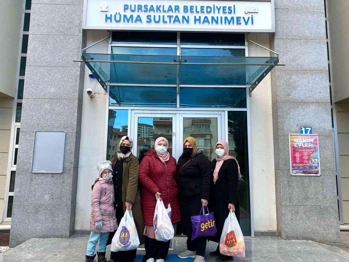 Kadınlar Pursaklar\'da ihtiyaç sahibi ailelerin yüzlerini güldürüyor