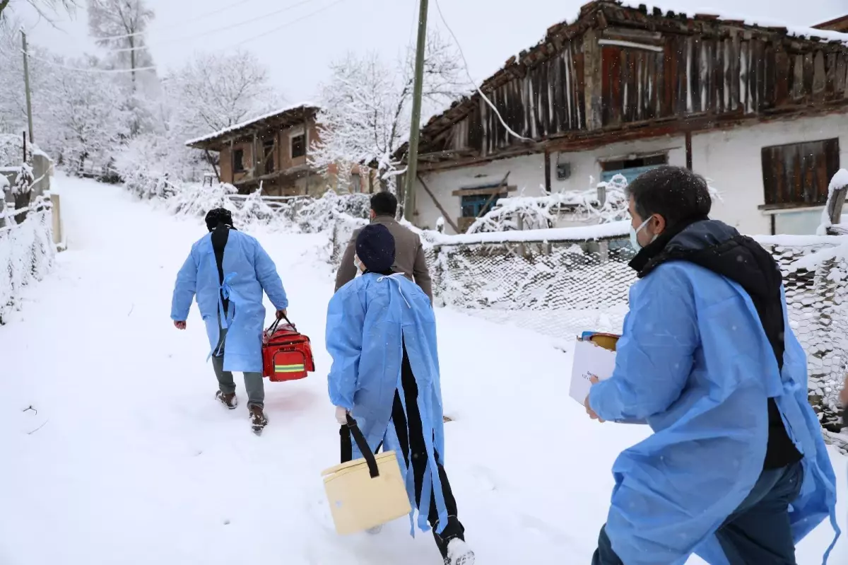 Kar ve tipi onlara engel olmadı... Aşı ekipleri dondurucu soğukta görevde