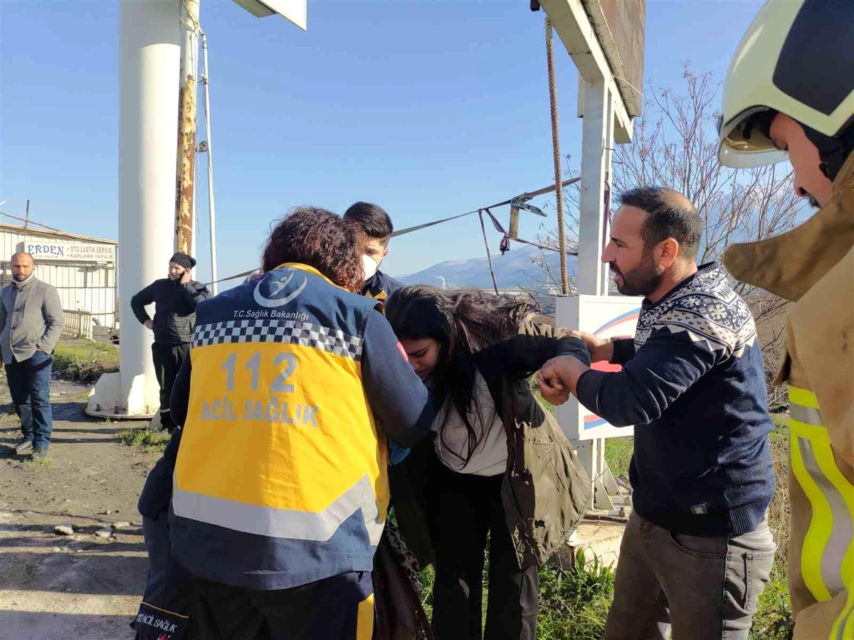 Bursa\'da hafif ticari araçların çarpışması sonucu 3 kişi yaralandı