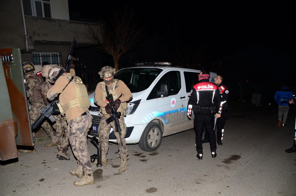Kocaeli merkezli hırsızlık operasyonunda yakalanan 47 zanlı adliyede