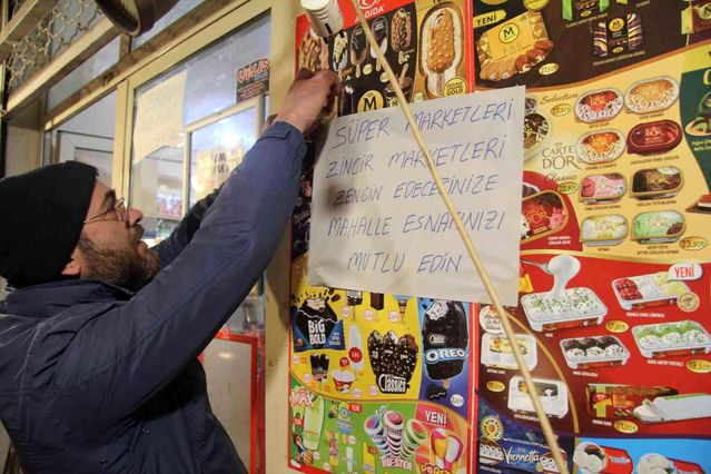 Mahalle bakkalından müşterilerine pankartlı sitem