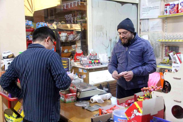 Mahalle bakkalından müşterilerine pankartlı sitem