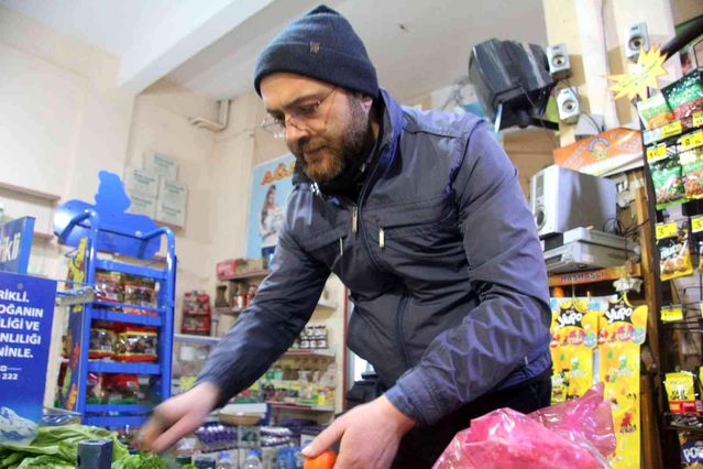 Mahalle bakkalından müşterilerine pankartlı sitem