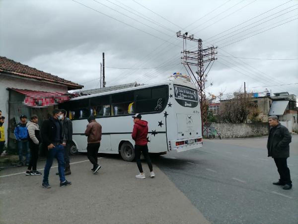MİDİBÜS, BAKKAL DÜKKANINA ÇARPTI 5 YARALI