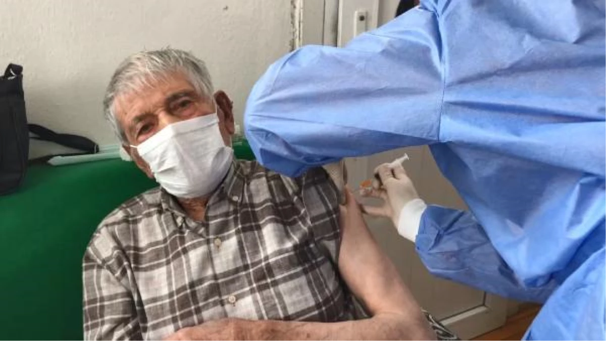 Ordu\'da 93 yaşındaki Karakoç\'un aşısı için sağlıkçılar yollara düştü