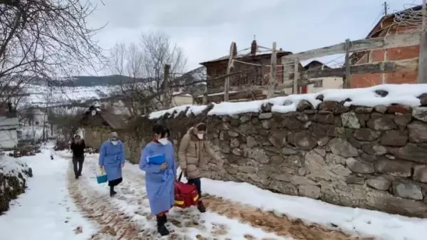 Ordu'da 93 yaşındaki Karakoç'un aşısı için sağlıkçılar yollara düştü