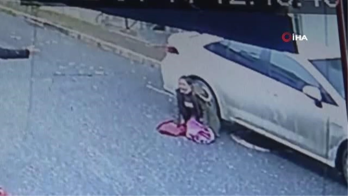Otomobilin altında kalan 10 yaşındaki kız son anda kurtuldu