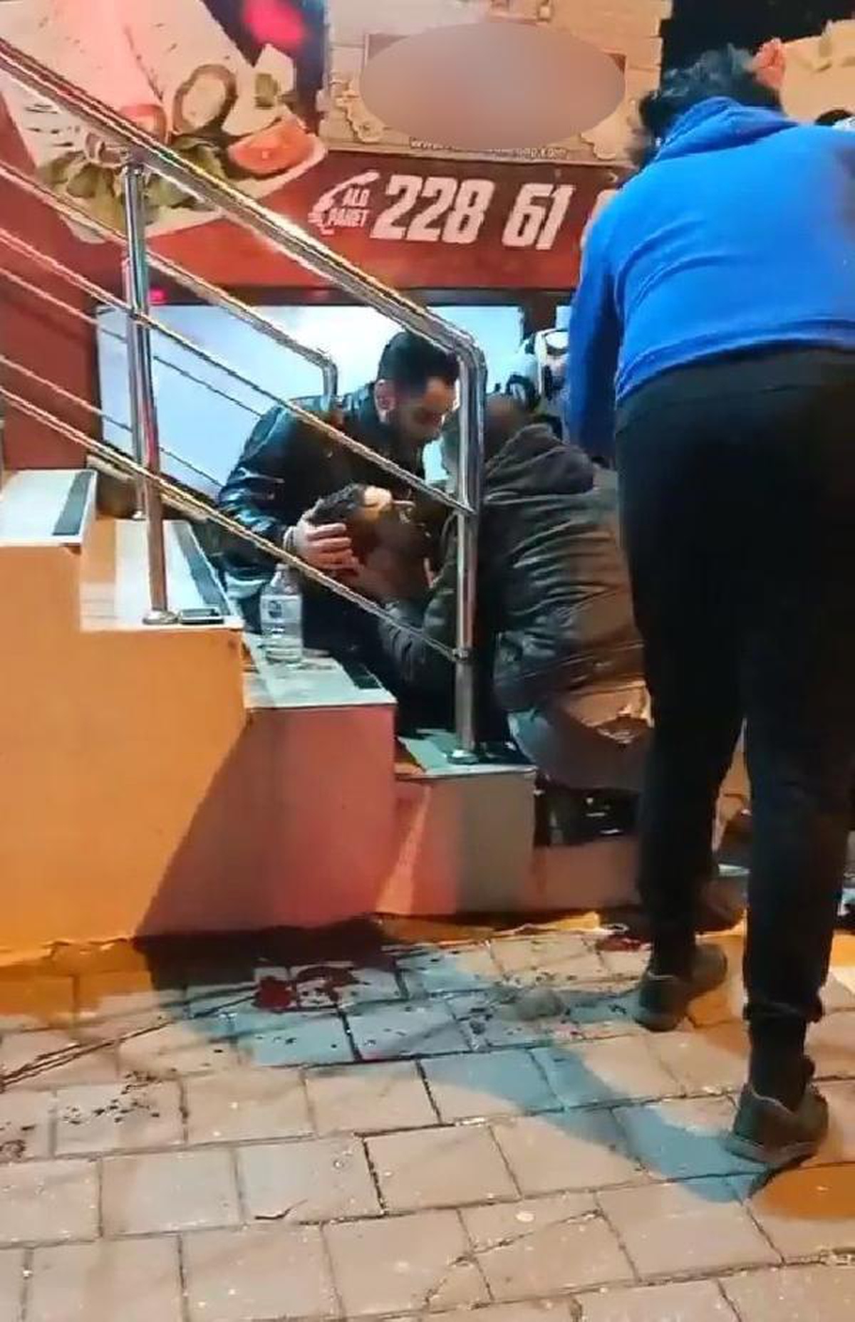 Otomobilinden inip yol kenarında tartıştığı kişilere ateş açtı: 2 yaralı