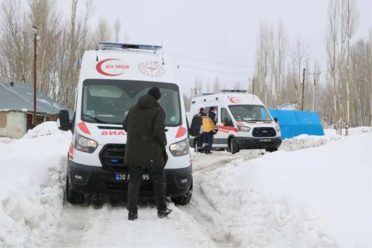 Şebeke arızası için gittikleri köyde üzerlerine çığ düştü: 3 yaralı