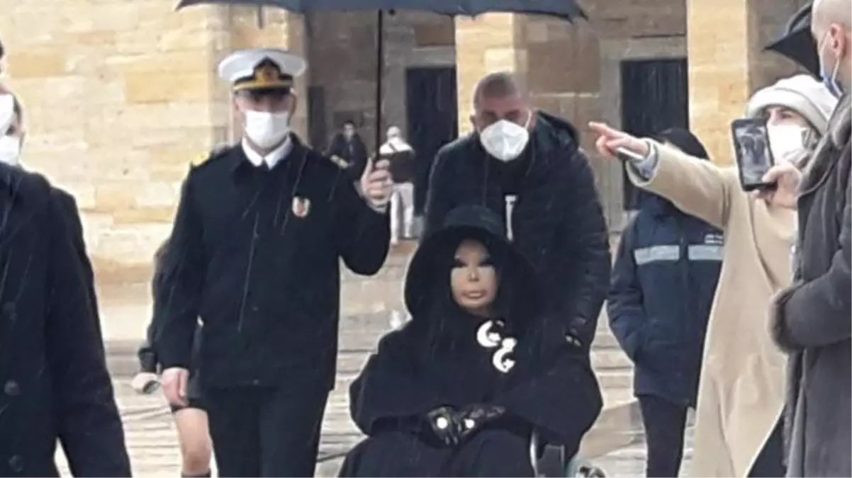 Son Dakika: Ünlü sanatçı Bülent Ersoy\'a şemsiye tutan Anıtkabir komutanı ve takım komutanı görevinden alındı