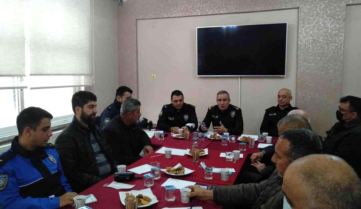 Tarsus Emniyet Müdürü muhtarlarla buluştu
