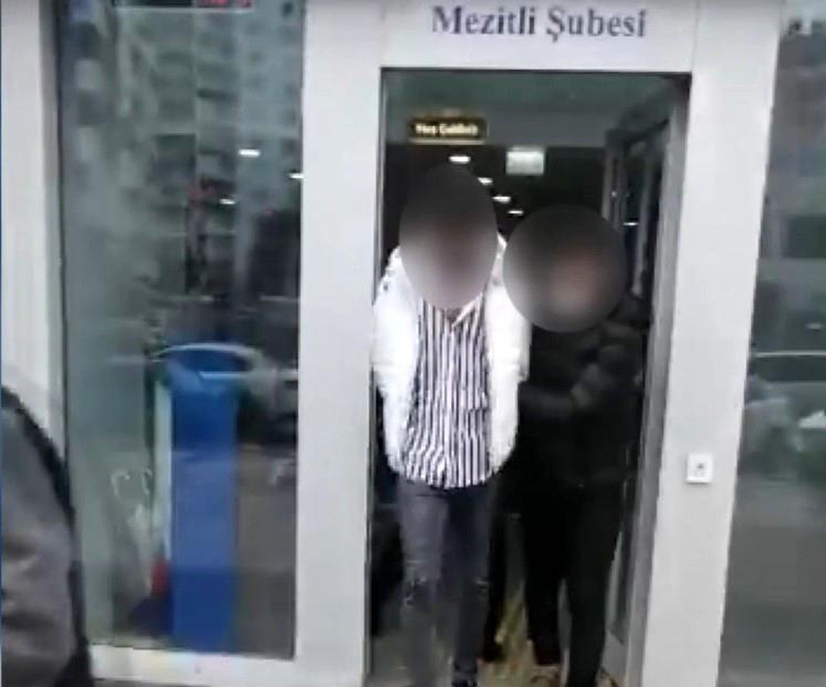 Telefon dolandırıcıları bankada suçüstü yakalandı