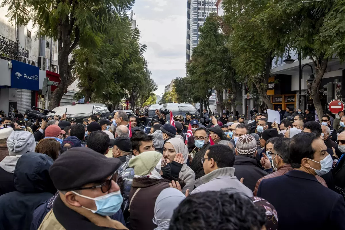 Son dakika! Tunus\'ta devrimin yıl dönümünde Said\'in kararlarının protesto edildiği eyleme müdahale