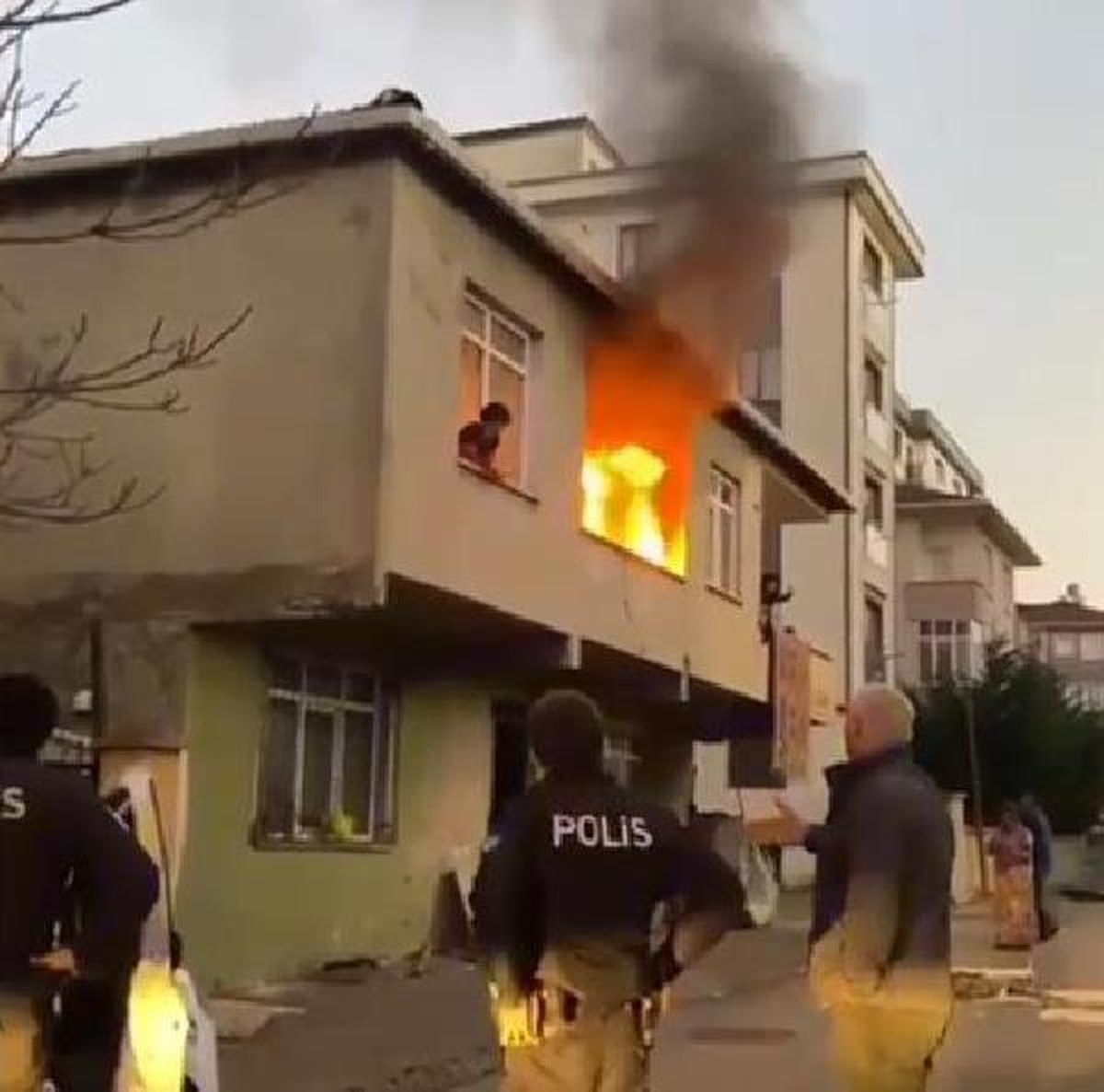 Ümraniye\'de ailesiyle tartışıp evi ateşe verdi