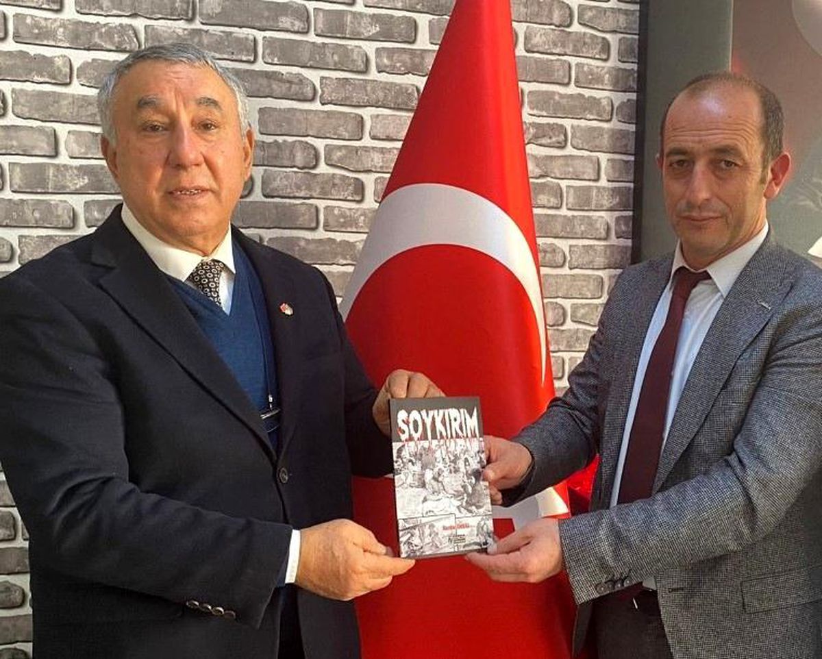 Ünsal, "Soykırım" kitabını Demirel\'e hediye etti