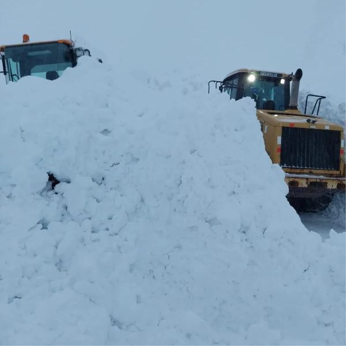 Van\'da 930 yerleşim yeri yolu ulaşıma kapandı; kar kalınlığı 50 santim