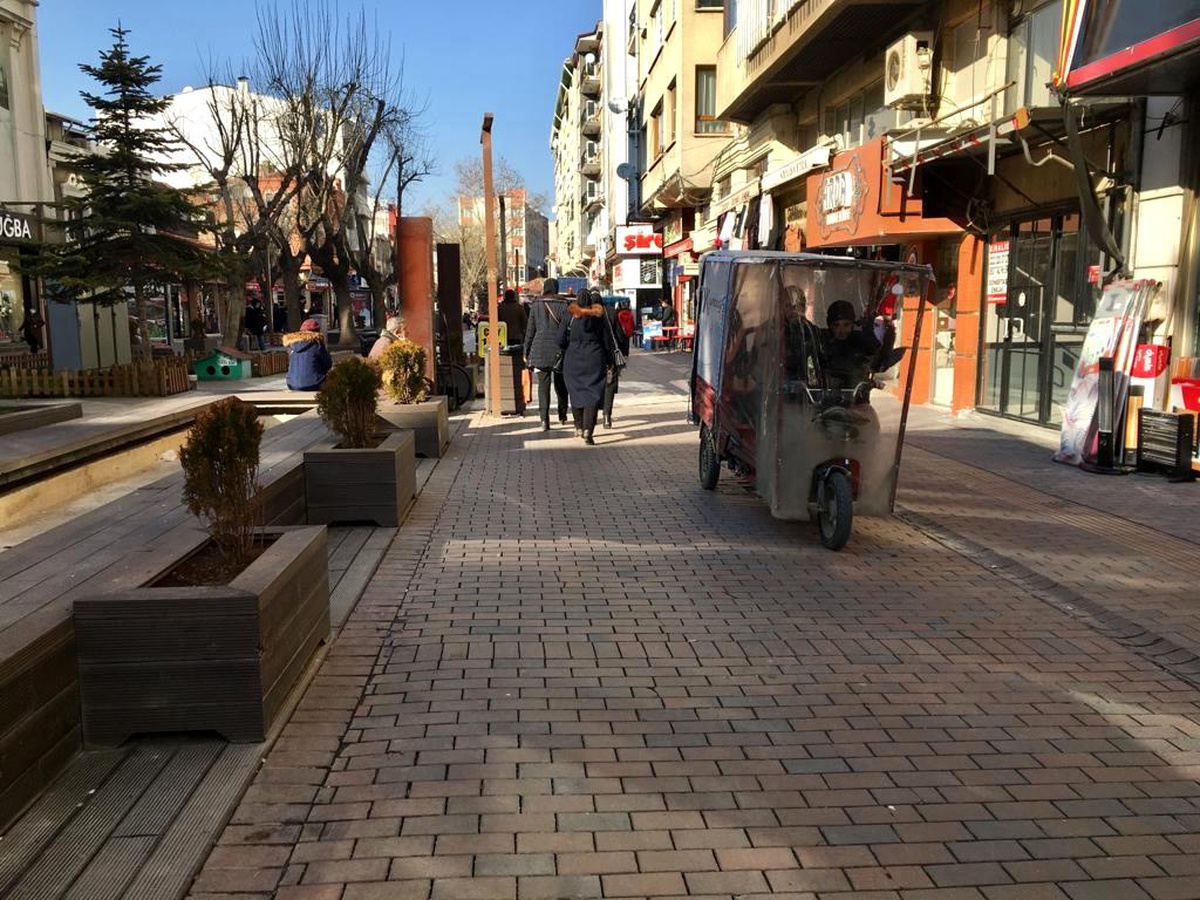 Yaya yollarında kural tanımayan motosikletler