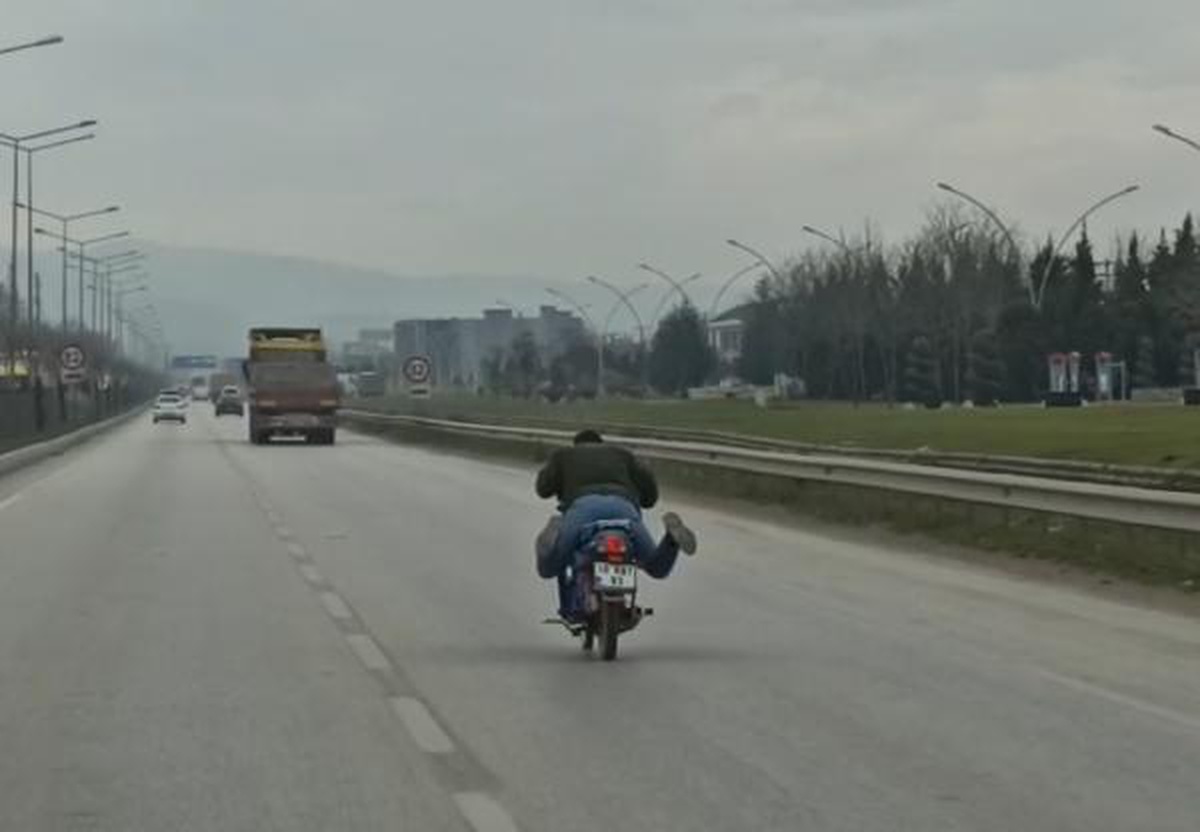 Yüzüstü yatarak motosiklet kullanan sürücüye 5 bin 886 TL ceza