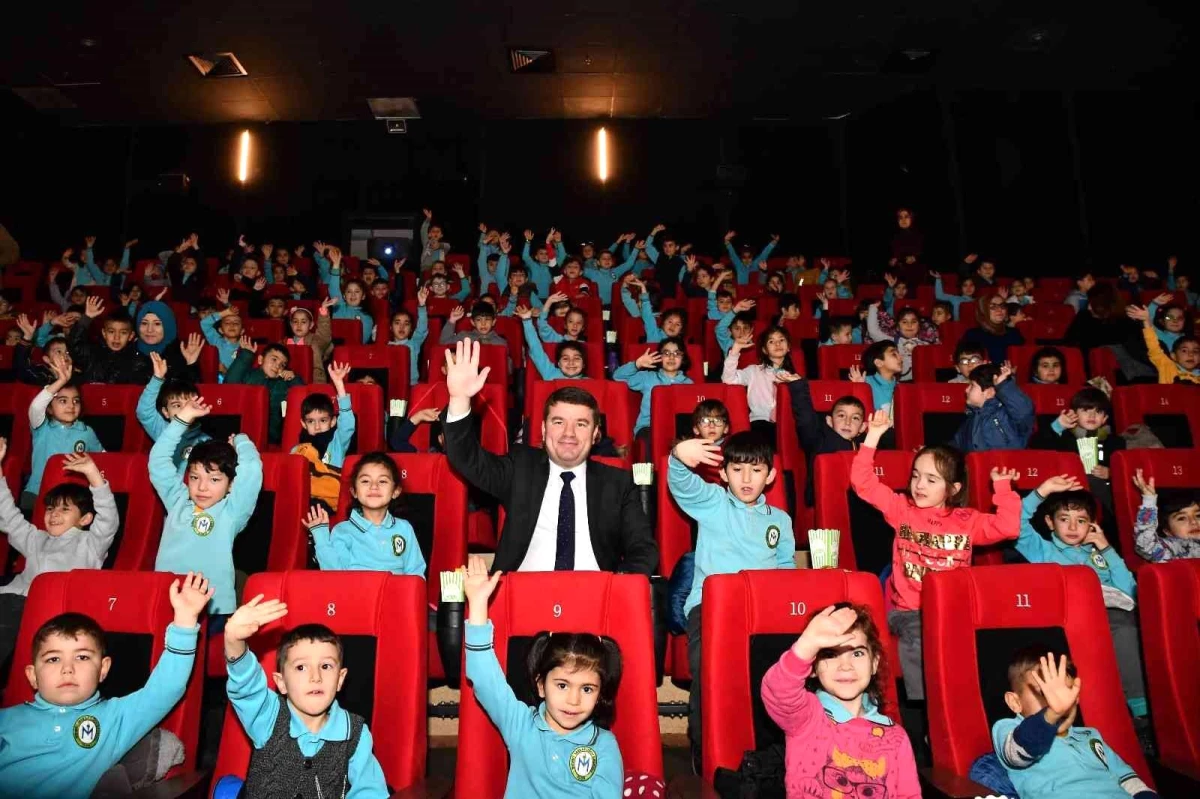 Aksaray\'da karnesini getiren öğrencilere sinema bileti