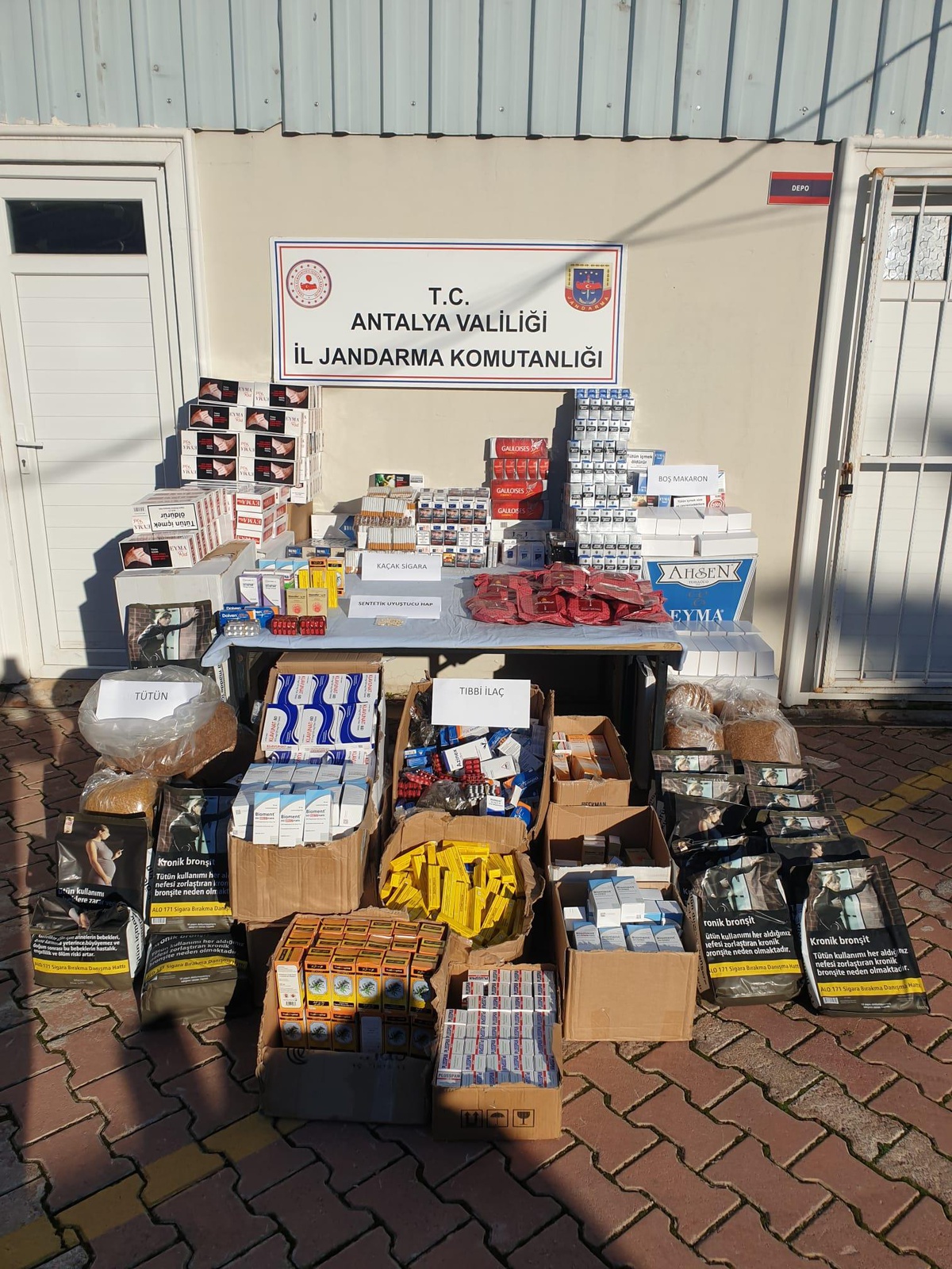 Son dakika haber: Antalya\'da uyuşturucu ve kaçak tütün operasyonunda bir kişi yakalandı