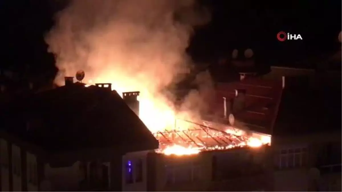 Apartmanın çatısı alevlere teslim oldu