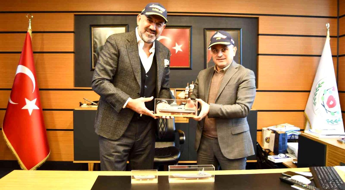 Başkan Oral\'a Katar\'a inşa edilen savaş gemilerin maketi hediye edildi…